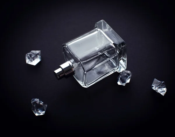 Frasco de perfume sobre fondo negro — Foto de Stock