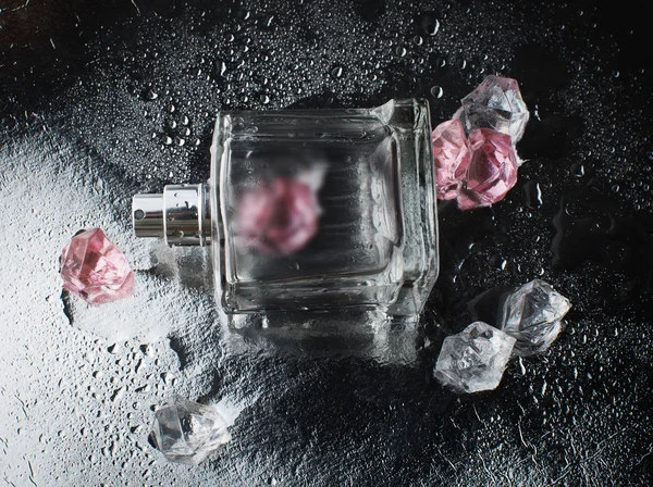 ıslak parfüm şişesi