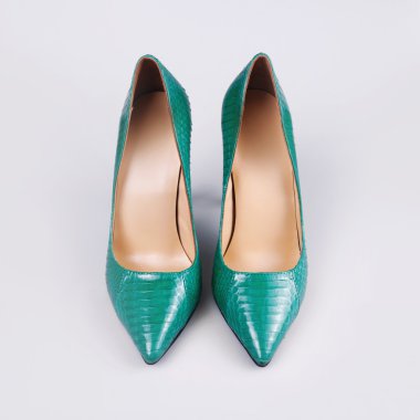 Beyaz zemin üzerine yeşil yüksek topuklu Bayan Ayakkabı.