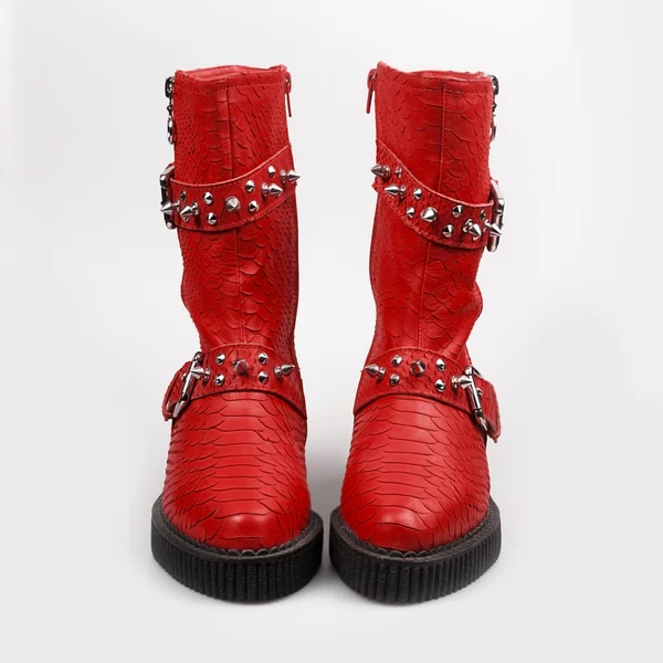 Röda skor med spikar — Stockfoto