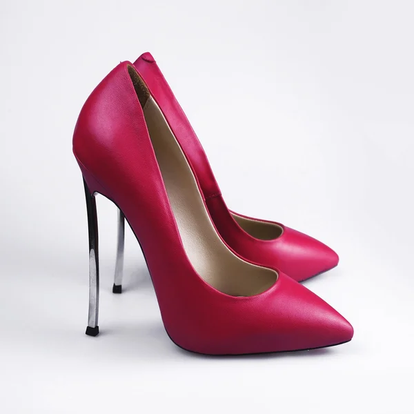 Zapatos femeninos rosados sobre un fondo blanco — Foto de Stock
