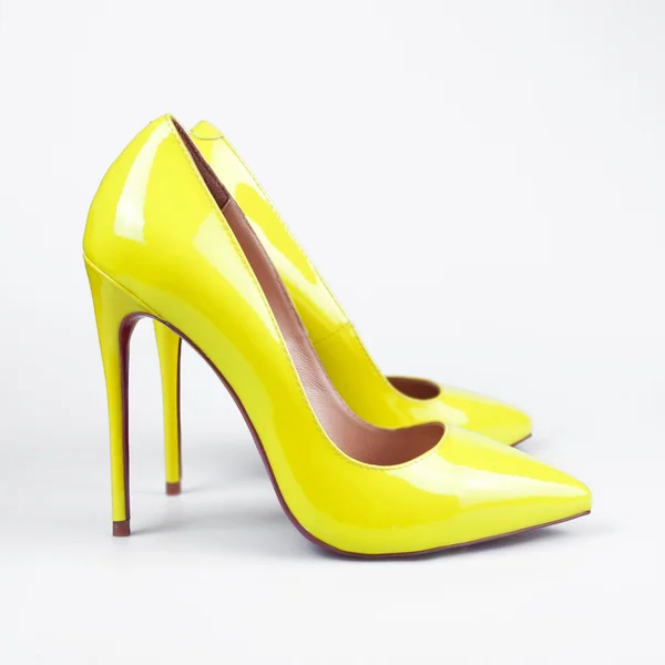 Sárga, modern, divatos női cipőt lövés stúdió — Stock Fotó