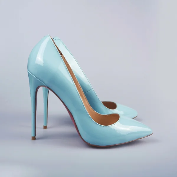 Zapatos de tacón alto de color turquesa femenino —  Fotos de Stock