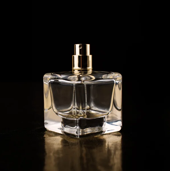スタイリッシュなボトルの香水 — ストック写真