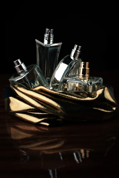 Zestaw perfum na ciemnym — Zdjęcie stockowe