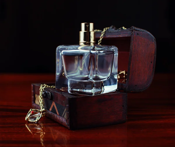 Parfum en kistje met sieraden — Stockfoto