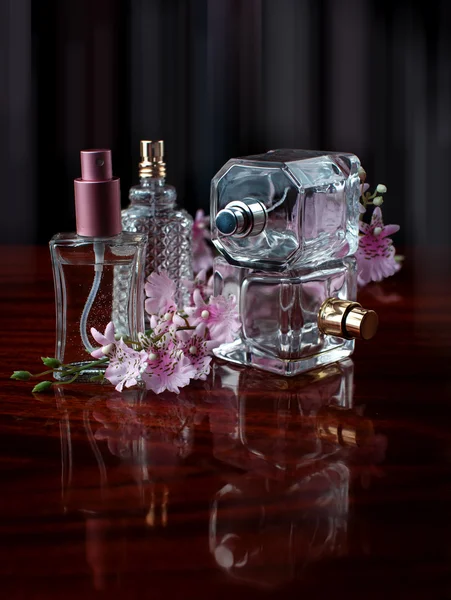 Bouteille de parfum femelle — Photo