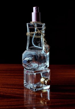 karanlık üzerine parfüm seti