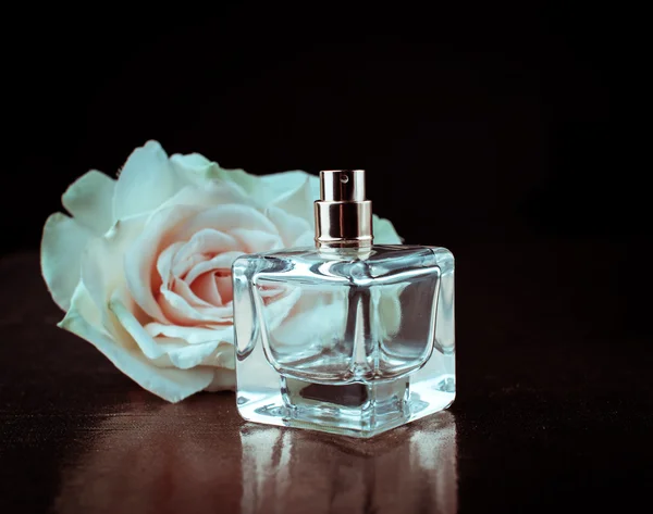 Parfume μπουκάλια με λευκό τριαντάφυλλο — Φωτογραφία Αρχείου