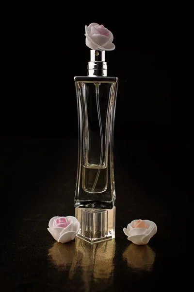 Elegante perfume de mujer sobre fondo negro —  Fotos de Stock