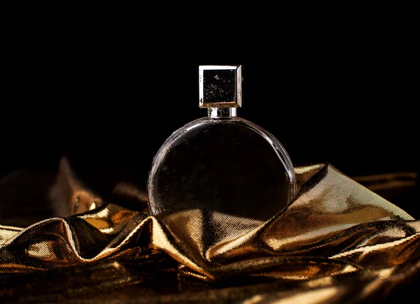 Parfüm in Goldtönen — Stockfoto