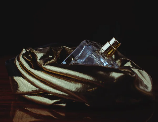Бутылка духов в золотых тонах — стоковое фото