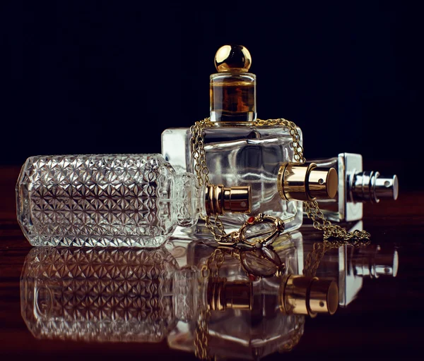 Sada parfémů za tmy — Stock fotografie