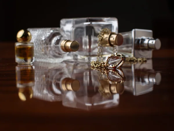 Női ékszerek és parfüm — Stock Fotó