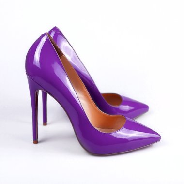 Beyaz bir arka plan üzerinde mor kadın ayakkabı