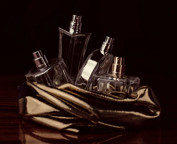 Garrafa de perfume em tons dourados — Fotografia de Stock