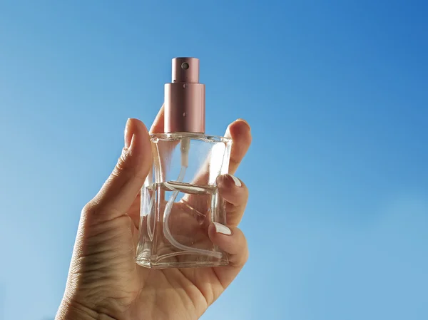 Perfumy w kobiece strony — Zdjęcie stockowe