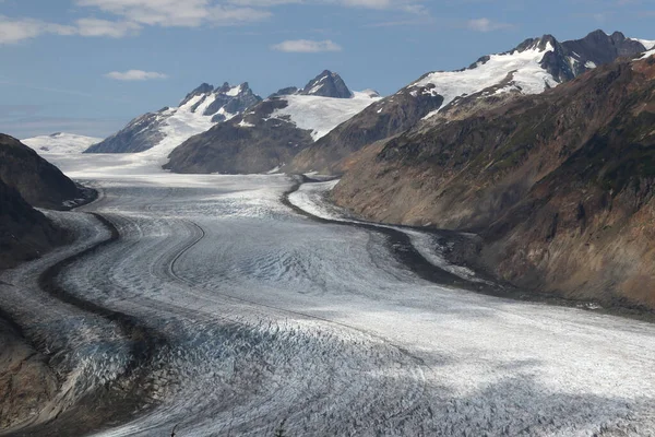 Stewart 'ın kuzeyinde Somon Buzulu, İngiliz Kolombiyası