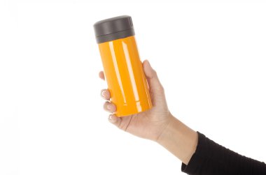 Beyaz arka plan üzerinde izole bir şişe tutan kadın el