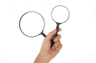 El iki beyaz arka plan üzerinde izole Büyüteç tutarak