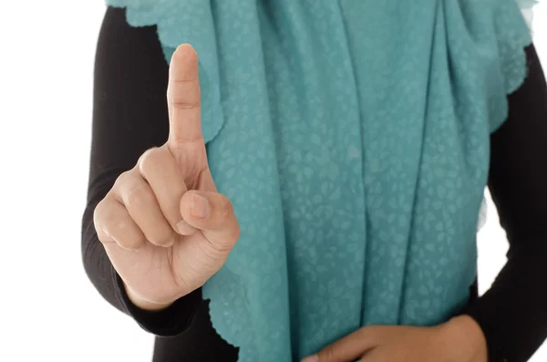 Ekranda bir şey gösteren iş kadını