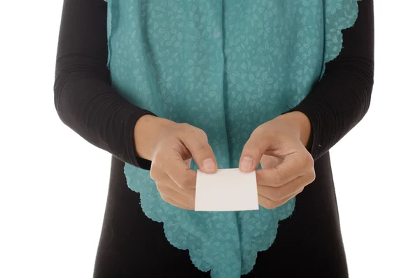 Beyaz arka plan üzerinde izole kağıt kartı tutan bir kadın