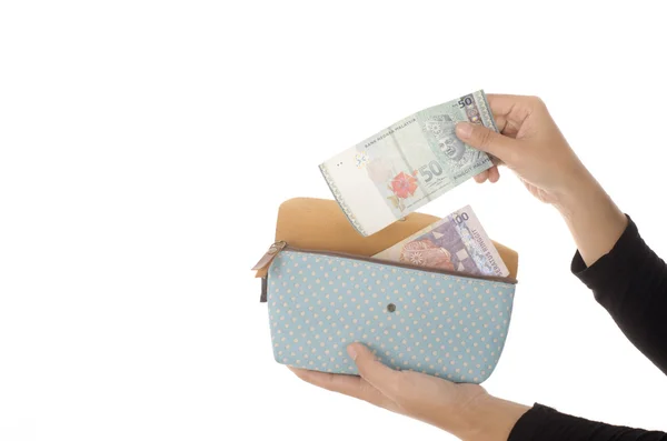 Kadın el beyaz arka plan üzerinde izole çanta para koymak