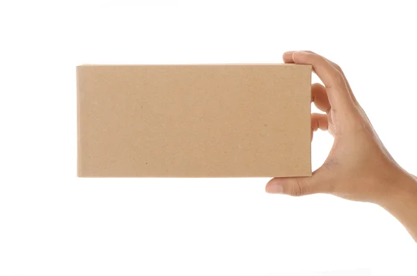 Bir karton kutu ile elini tutan kadın. İlan, sevkıyat bilgileri için yararlı