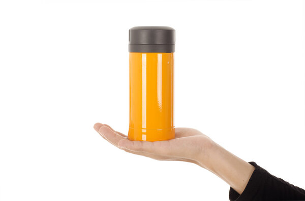 Женщина держит бутылку на белом фоне
