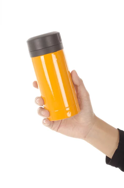 Beyaz arka plan üzerinde izole bir şişe tutan kadın el