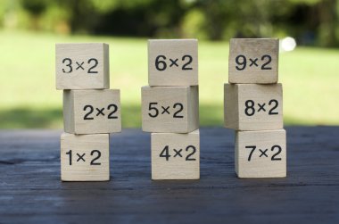 Ahşap arka plan üzerinde matematiksel formül küp