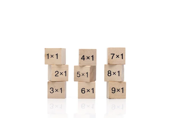 Beyaz arka plan üzerinde izole matematiksel formül küp