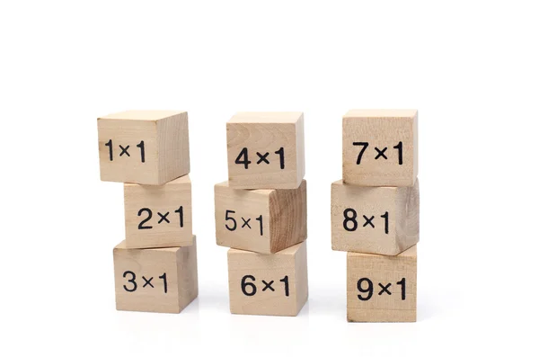 Beyaz arka plan üzerinde izole matematiksel formül küp