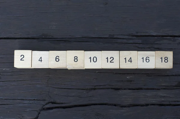 Ahşap arka plan üzerinde matematiksel formül küp