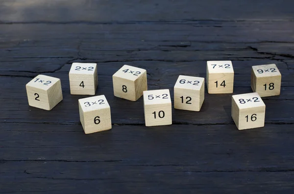 Ahşap arka plan üzerinde matematiksel formül küp