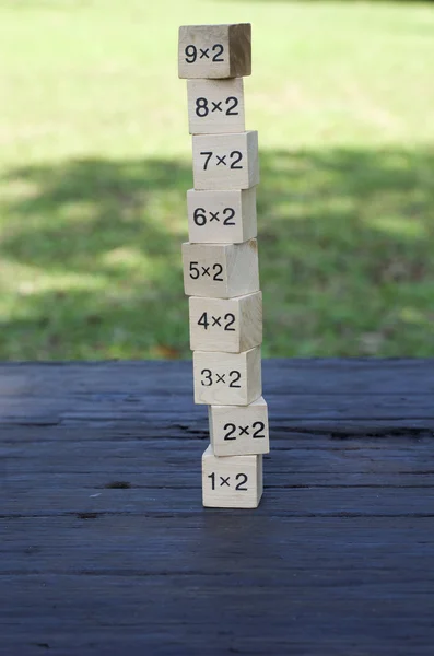 Ahşap arka plan üzerinde matematiksel formül küp