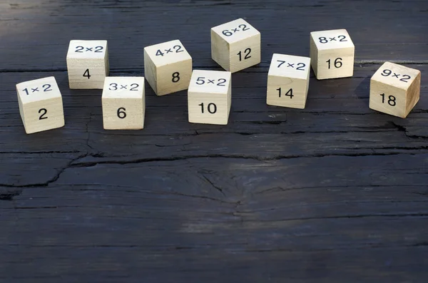 Cubo de fórmula matemática sobre fondo de madera Fotos de stock