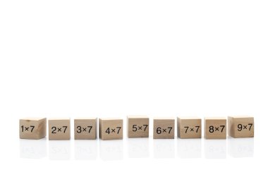 Beyaz arka plan üzerinde izole matematiksel formül küp