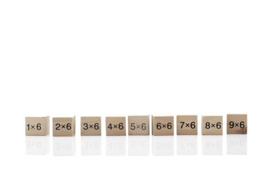 Beyaz arka plan üzerinde izole matematiksel formül küp