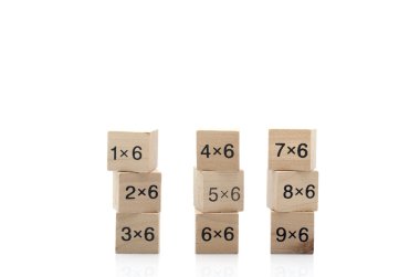 Beyaz arka plan üzerinde izole matematiksel formül küp