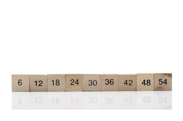 Beyaz arka plan üzerinde izole matematiksel formül küp