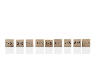 Beyaz arka plan üzerinde izole matematiksel formül küp