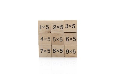 Beyaz arka plan üzerinde izole matematiksel formül küp