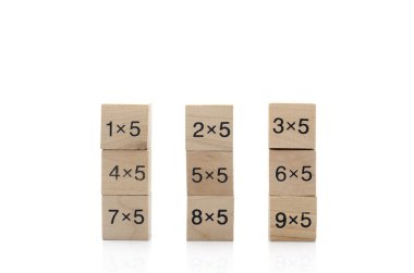 Beyaz arka plan üzerinde izole matematiksel formül küp