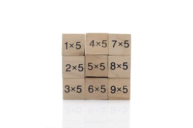 Beyaz arka plan üzerinde izole matematiksel formül küp