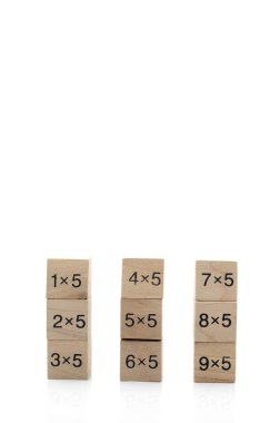 Beyaz arka plan üzerinde izole matematiksel formül küp