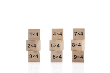 Beyaz arka plan üzerinde izole matematiksel formül küp