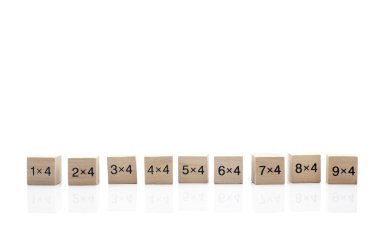 Beyaz arka plan üzerinde izole matematiksel formül küp