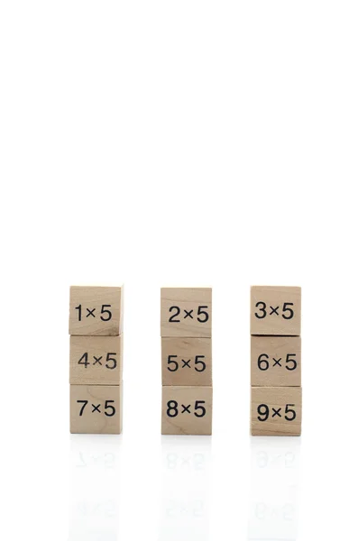 Beyaz arka plan üzerinde izole matematiksel formül küp