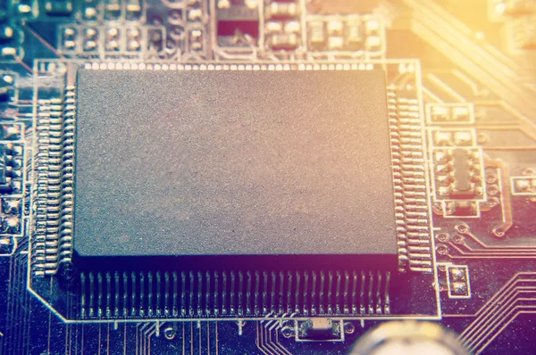 Fecho da placa de circuito eletrônico com processador — Fotografia de Stock